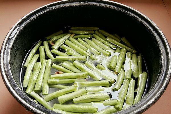 蒜蓉豇豆腐竹炒肉片的做法图解3