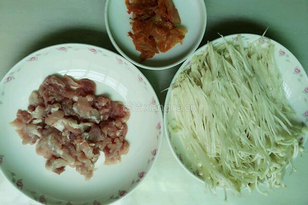 金针菇辣白菜的做法图解1