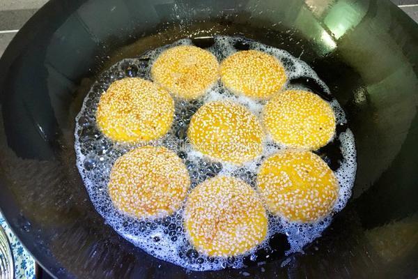 油炸南瓜饼的做法图解10