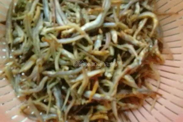 韭菜拌银鱼干的做法图解1