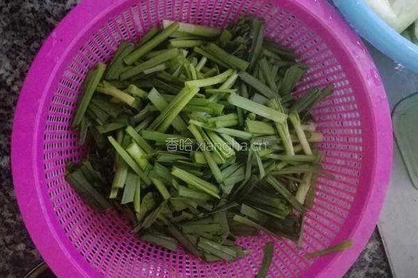 韭菜拌银鱼干的做法图解2