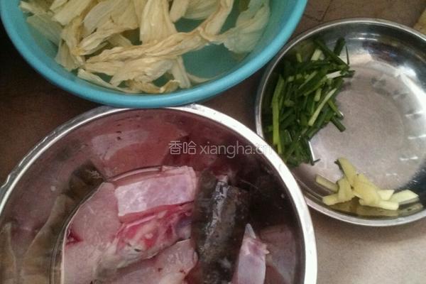 腐竹焖鱼头的做法图解1