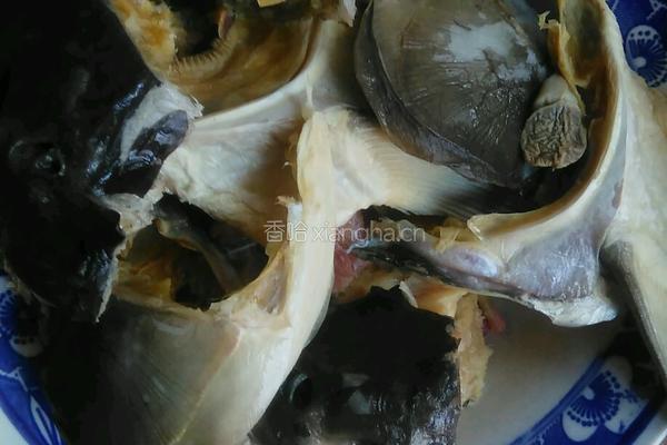 芹菜辣椒炖咸鱼的做法图解2