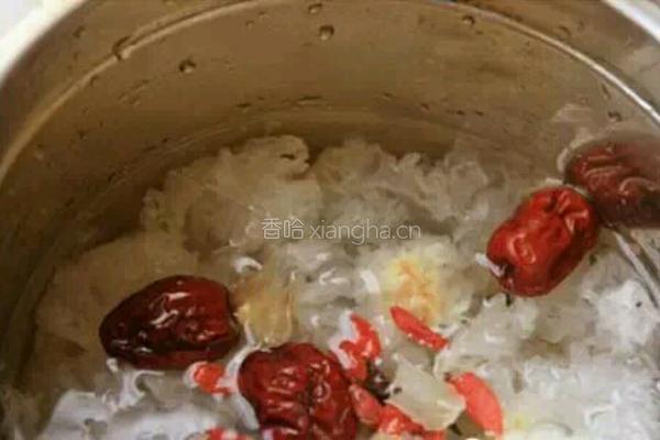 养颜银耳汤的做法图解2