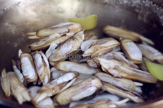 煮一锅清水，加一勺料酒和几片姜煮沸，将蛏子焯至张壳迅速捞出沥水。这个时间很短，要及时捞出。