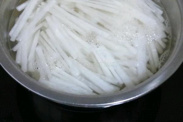 糟辣萝卜丝的做法图解1