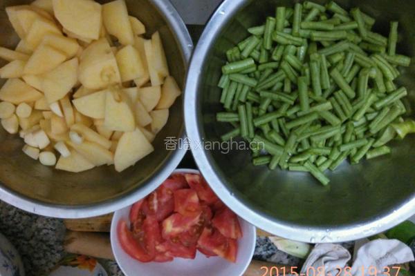 土豆烧豆角的做法图解2