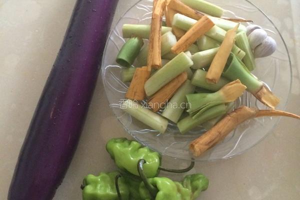 茄子芋头花 蒸菜的做法图解1