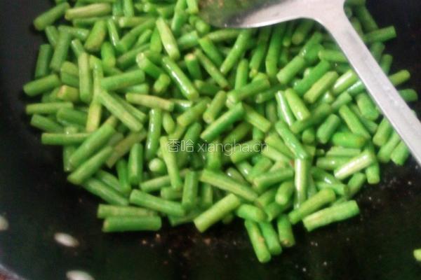 蒜蓉虾仁四季豆的做法图解3