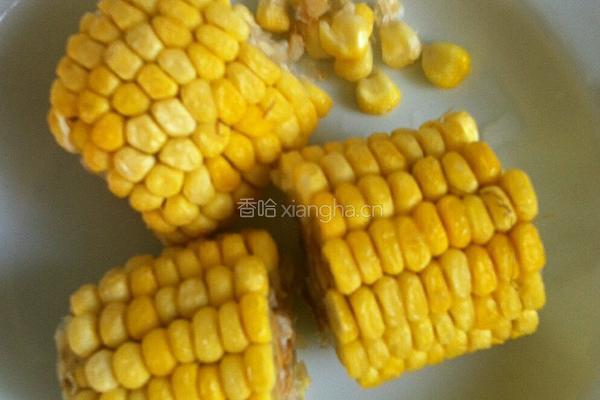 胡萝卜玉米排骨汤的做法图解1