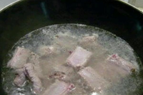胡萝卜玉米排骨汤的做法图解4