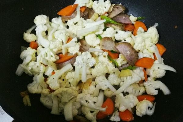 咸肉焖菜花的做法图解2