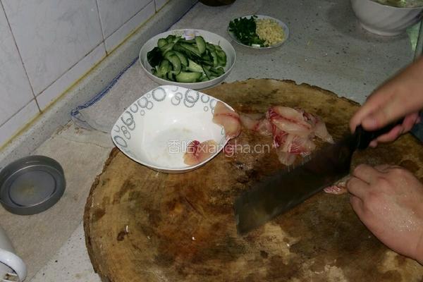 鱼片黄瓜的做法图解1