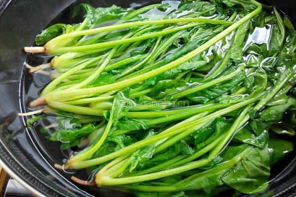 核桃仁拌菠菜的做法图解4