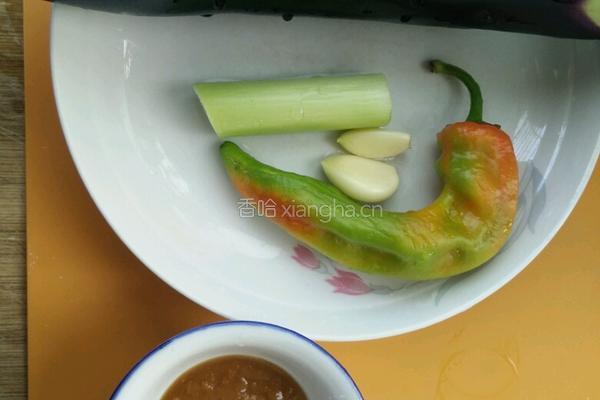 酱拌茄子的做法图解1