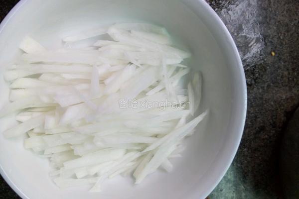 萝卜丝鲫鱼的做法图解2