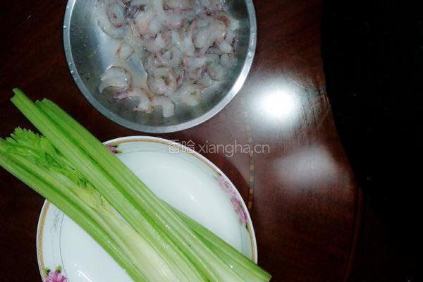 芹菜吵虾仁的做法图解1