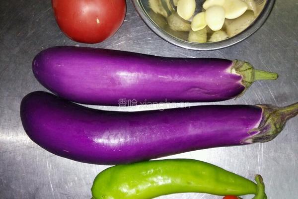 蒜香烧茄子的做法图解1