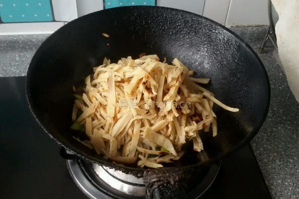 黄瓜片炒饼的做法图解4