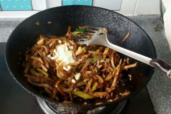 黄瓜片炒饼的做法图解5