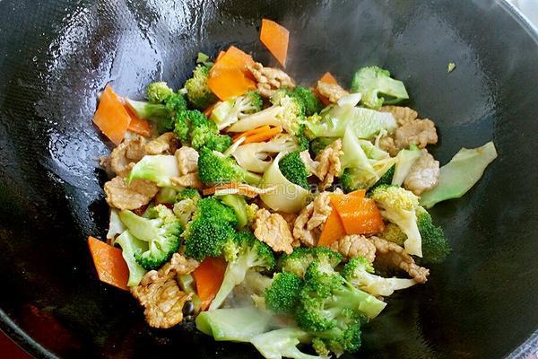西兰花炒肉的做法图解6