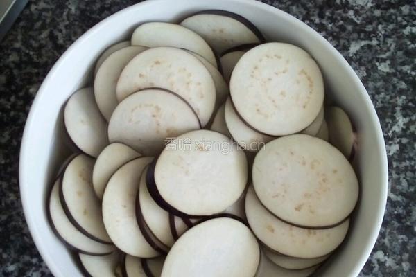 香煎茄子饼的做法图解1