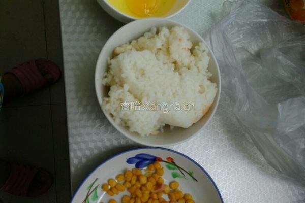 玉米炒饭的做法图解1