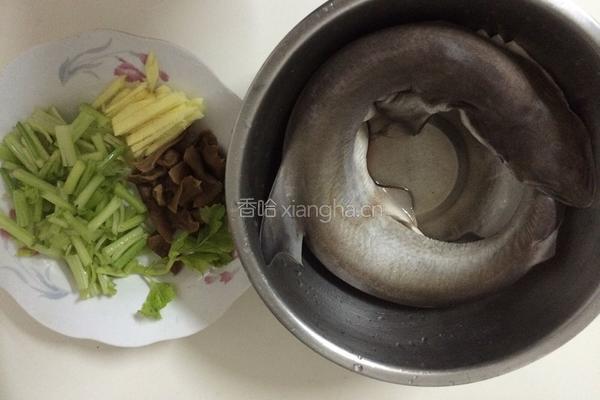 红烧鲨鱼的做法图解1