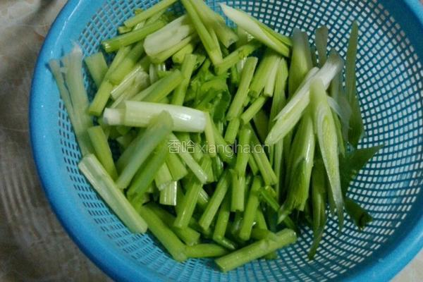 芹菜炒鸡肉的做法图解4