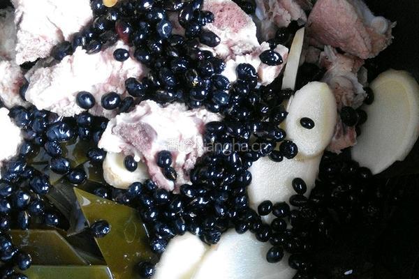 海带黑豆骨头汤的做法图解7