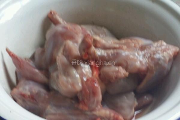 慢炖老鹌鹑汤的做法图解1