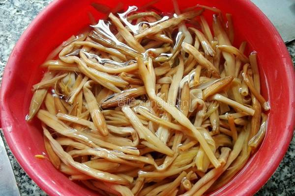 黄花菜煮鸡肉的做法图解1
