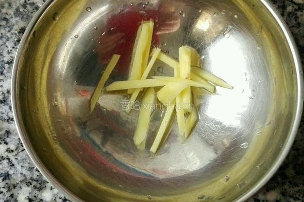 黄花菜煮鸡肉的做法图解2