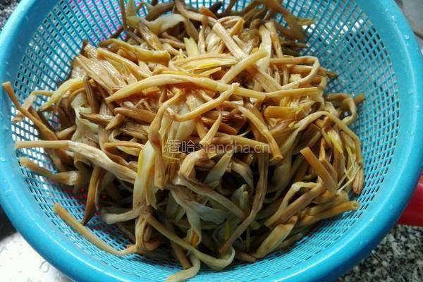 黄花菜煮鸡肉的做法图解4