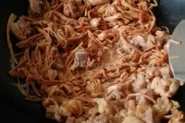 黄花菜煮鸡肉的做法图解11