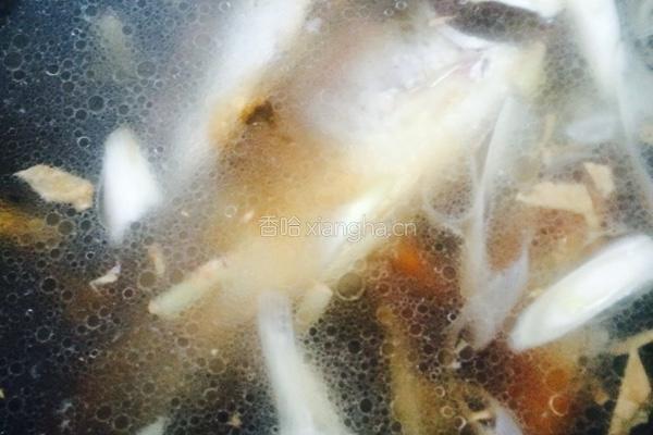 野生鲫鱼煨豆腐的做法图解4