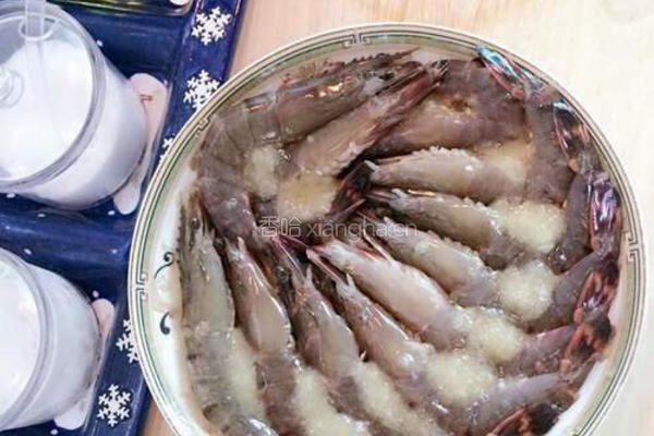 蒜蓉蛋清蒸九节虾的做法图解5