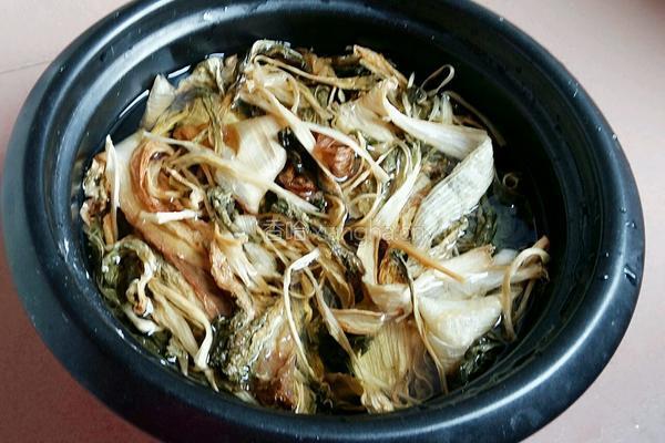 蒜蓉菜干肉片的做法图解2