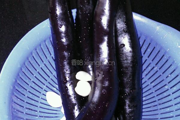 清炒紫茄子的做法图解1