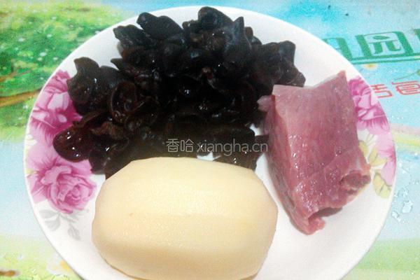 木耳莲藕炒肉片的做法图解2