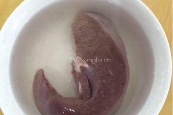 青椒猪肝炒瘦肉的做法图解1