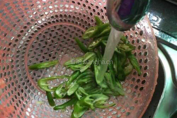 青椒猪肝炒瘦肉的做法图解5