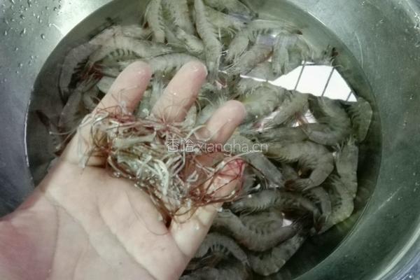 白勺沙虾的做法图解1