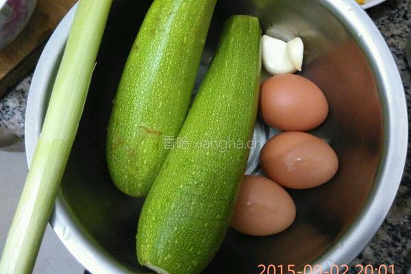 西葫芦炒鸡蛋的做法图解1