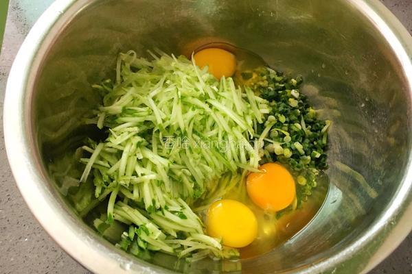 黄瓜鸡蛋饼的做法图解3