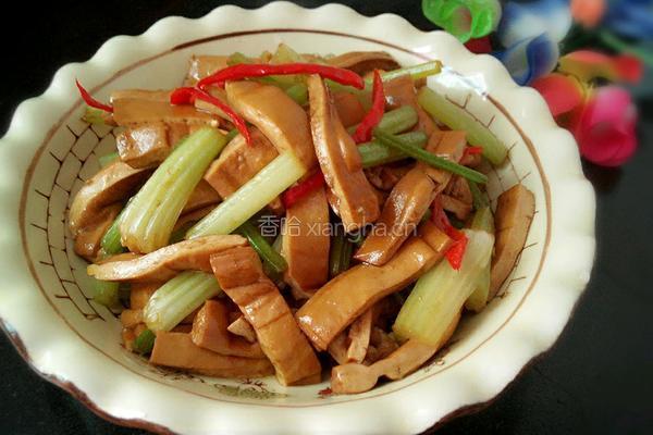 熏干炒香芹的做法图解8