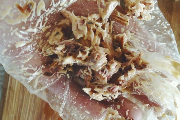 金枪鱼紫菜包饭的做法图解6