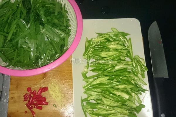 韭菜炒辣椒的做法图解1