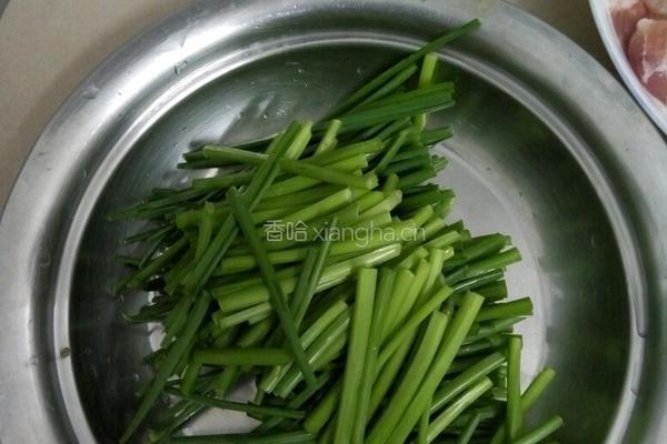 韮菜花炒鲜鱿的做法图解2