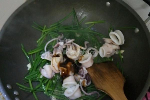 韮菜花炒鲜鱿的做法图解5